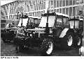 Bundesarchiv_Bild_183-1988-0225-010%2C_Hildburghausen%2C_Wartung_von_Traktoren.jpg